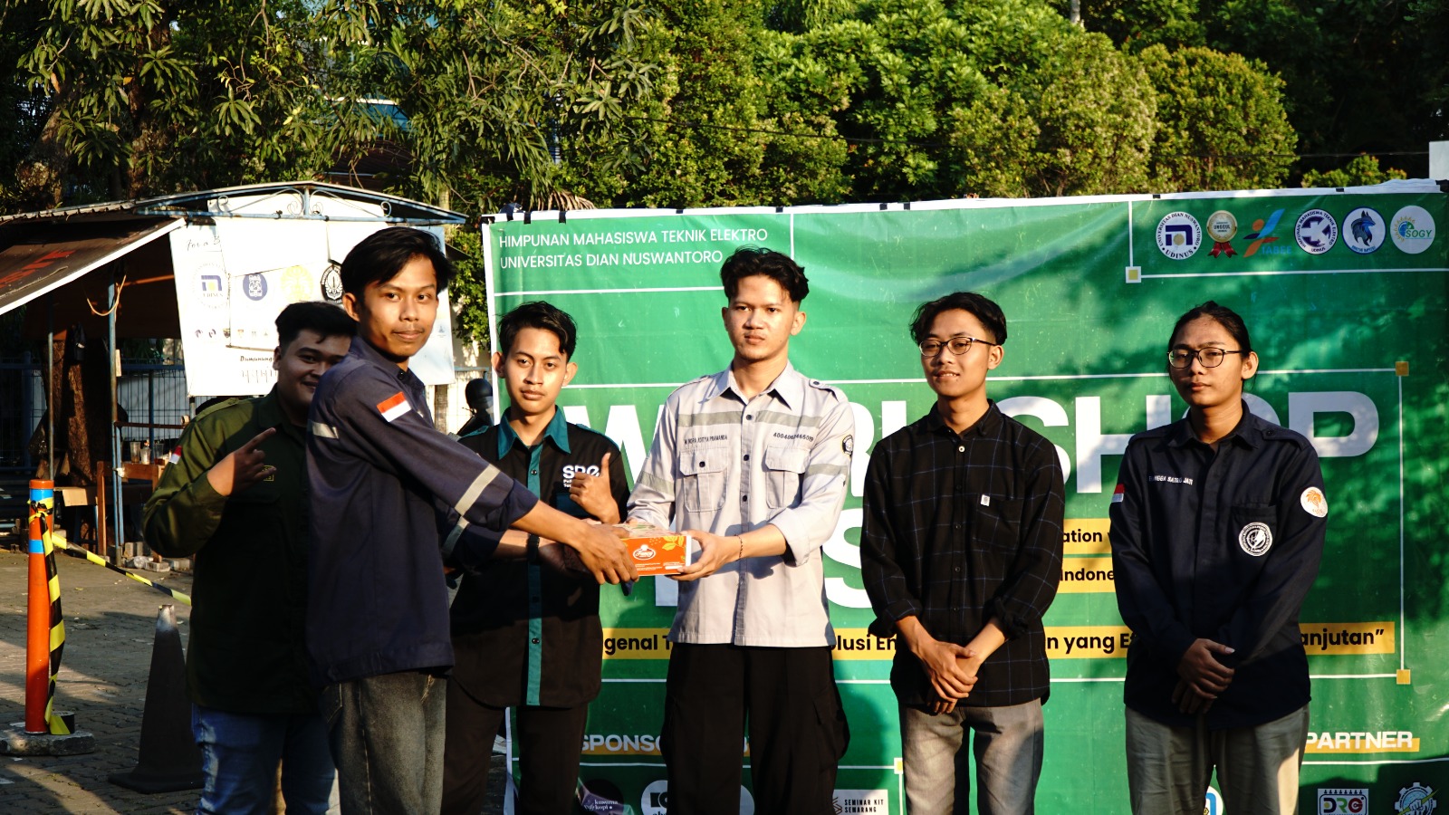 Penyerahan Haidah kepada Kelompok pemenang sesi siang